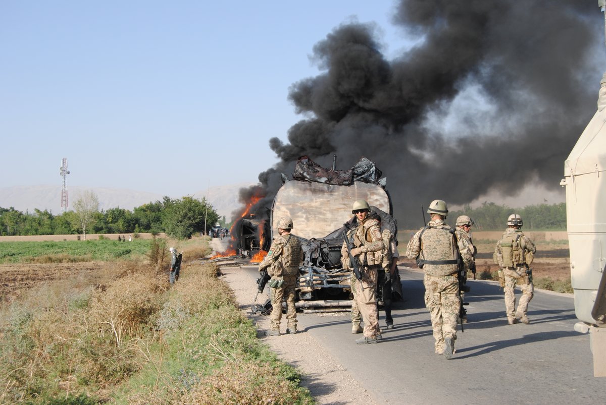 Deutsches_Heer's tweet photo. Was zeichnet den militärischen Führer im #Gefecht aus? Brigadegeneral Jared Sembritzki erlebte in #Afghanistan eine neue Form der #Kameradschaft - als Kommandeur der #QuickReactionForce 5. #ISAF #Heer @Bw_Einsatz #StrongerTogether 
👉https://t.co/MlklvuikGi https://t.co/8aYM09SAGi