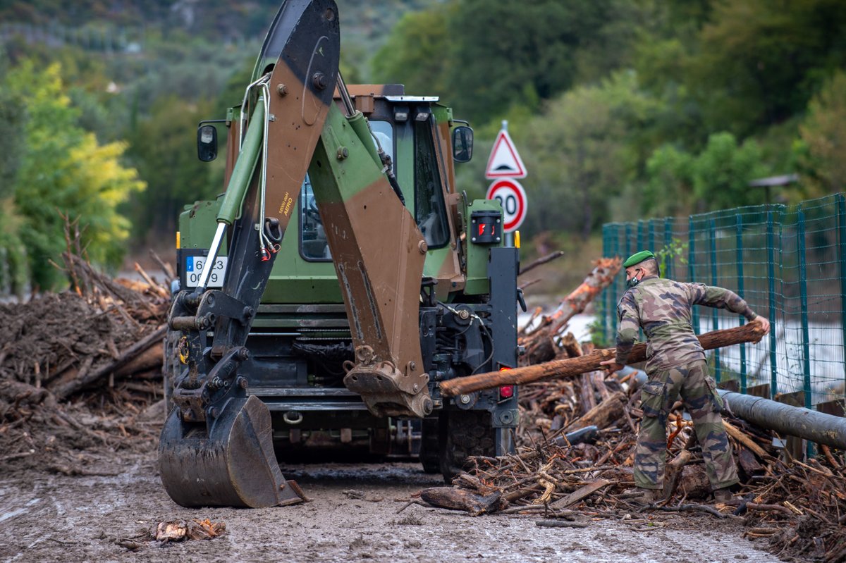 EtatMajorFR's tweet image. [#Inondations] Dans le secteur de la Roya, un détachement terrestre poursuit sa mission d’élagage et de déblaiement pour rendre accessibles les villages isolés, et part à la reconnaissance d’itinéraires de contournement. 3/3