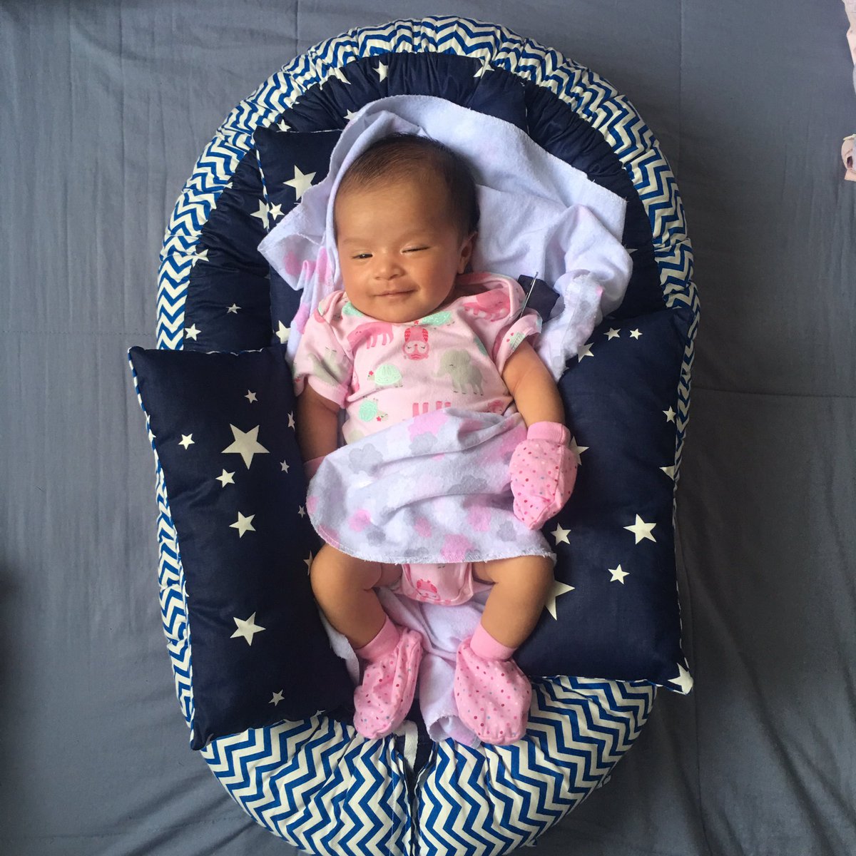 PatrickAnohada's tweet photo. My Baby Kayla ❤️ 
Thanks kepada unknown sudah bagi hadiah tilam ni, semyum terus Kayla 😘 https://t.co/nLmJvrb23t