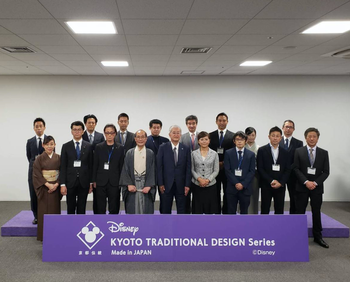 永楽屋 本日京都経済センターで行われた ディズニー 京都伝統工芸シリーズの 発表会に出席させて頂きました ウォルト ディズニー ジャパン社監修のもと 京都の伝統工芸に関わる14社が製作を進める コラボ商品の展示が行われ 永楽屋も手拭を2柄発表させて