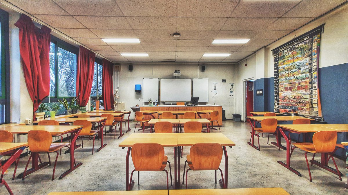 ronaldheidanus's tweet photo. Vandaag 't eerste lesuur iets met natuurwetenschappen. Theorieën over de pedagogiek. Levensprocessen en levensverschijnselen. Van levende wezen. Relaties tussen 't kind & leermeester. En leermeesters onderling. Wat 'n interactie. Wat 'n gave groep!🤘🏼
#CPC #workshock #herkenning https://t.co/qHucZkR1uF