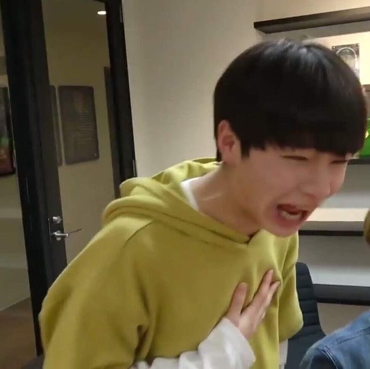 Jeongin stans • no joke your terrifying • your just biding your time until you can fully go hard stan on him - don’t lie • you miss his braces and cry a lil over them • my GOD you post SO MUCH • tweets are pretty good but messy • always forgetting hashtags