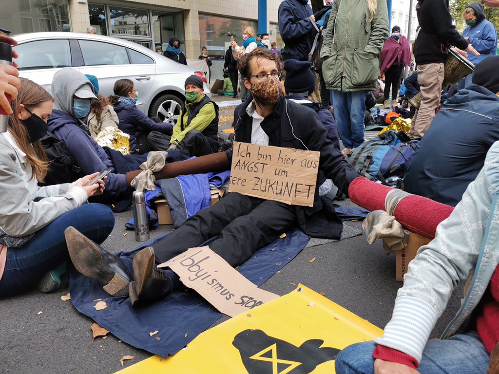 Extinction Rebellion Göttingen #Herbstrebellion (@xr_goettingen) on Twitter photo Aufgeklärte, mündige Bürger:innen sind so verzweifelt, dass sie sich vor dem Sitz der Braunkohlelobby festketten. Das ist ein Resultat eurer Polktik <a href="/cducsubt/">CDU·CSU</a> <a href="/spdbt/">SPD-Fraktion im Bundestag</a>. Die Klimakatastrophe muss endlich wirklich ernst genommen werden. Eure leeren Worte sind unsere Verzweiflung. Aufgeklärte, mündige Bürger:innen sind so verzweifelt, dass sie sich vor dem Sitz der Braunkohlelobby festketten. Das ist ein Resultat eurer Polktik <a href="/cducsubt/">CDU·CSU</a> <a href="/spdbt/">SPD-Fraktion im Bundestag</a>. Die Klimakatastrophe muss endlich wirklich ernst genommen werden. Eure leeren Worte sind unsere Verzweiflung.
