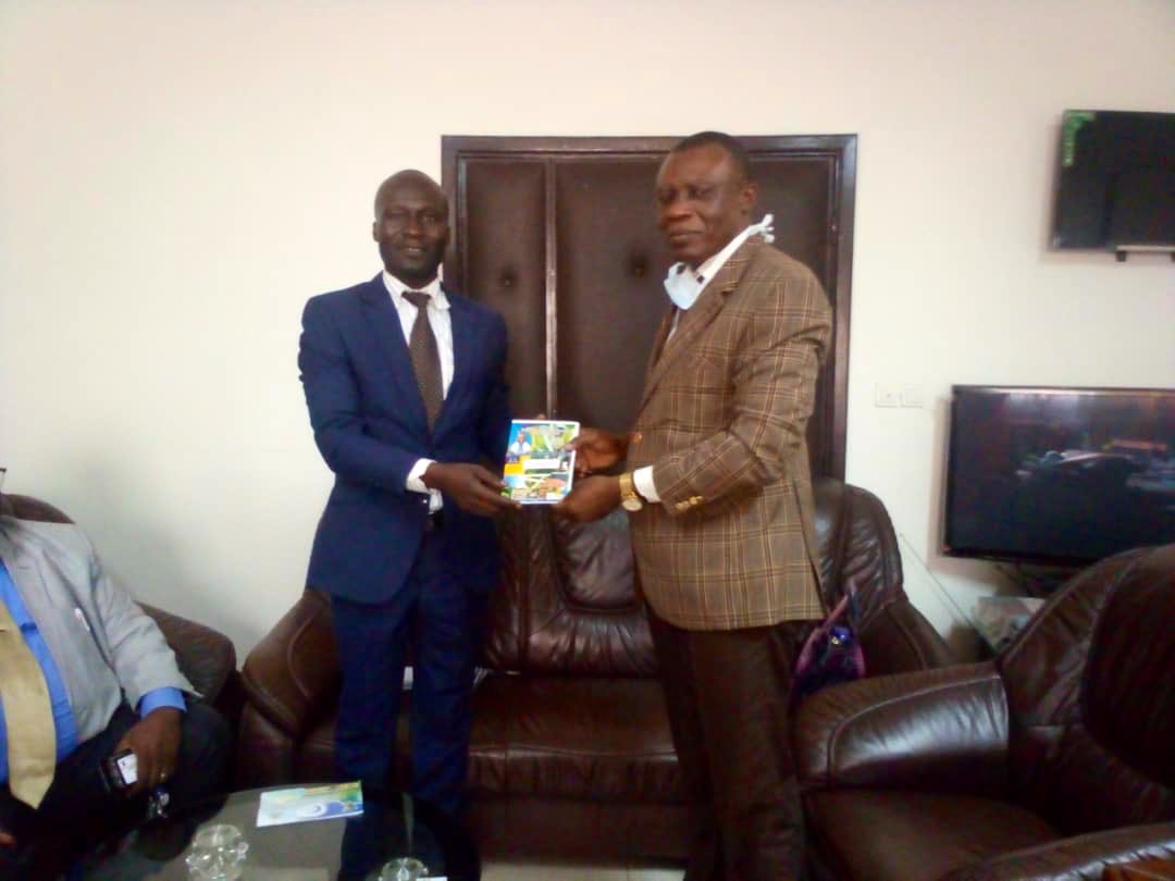 APMECameroun's tweet photo. L'Administrateur Directeur de l'Institut des Hautes Études sur la Gouvernance Territoriale et la Décentralisation a tenu une séance de travail avec le Top Management de l'APME. https://t.co/0NxFp8R1Ql