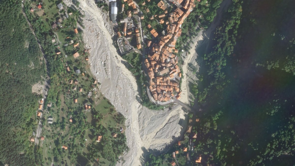 davepetley's tweet photo. Saint-Martin-Vesubie: @planetlabs SkySat images of the aftermath of the extraordinary flooding from #StormAlex :- https://t.co/m8NHqbieIY https://t.co/Gnr42UkRo5