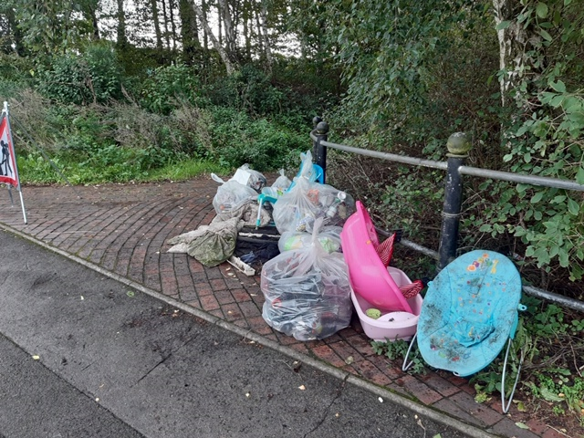Our amazing volunteers have been out on the canal in #Walsall at Bulls Lane Access point. In 4 hours the team of 5 with <a href="/GemmaHessey/">CRT_Gemmah</a> collected litter and fly tipped rubbish and gave the area good tidy up and clean 😃