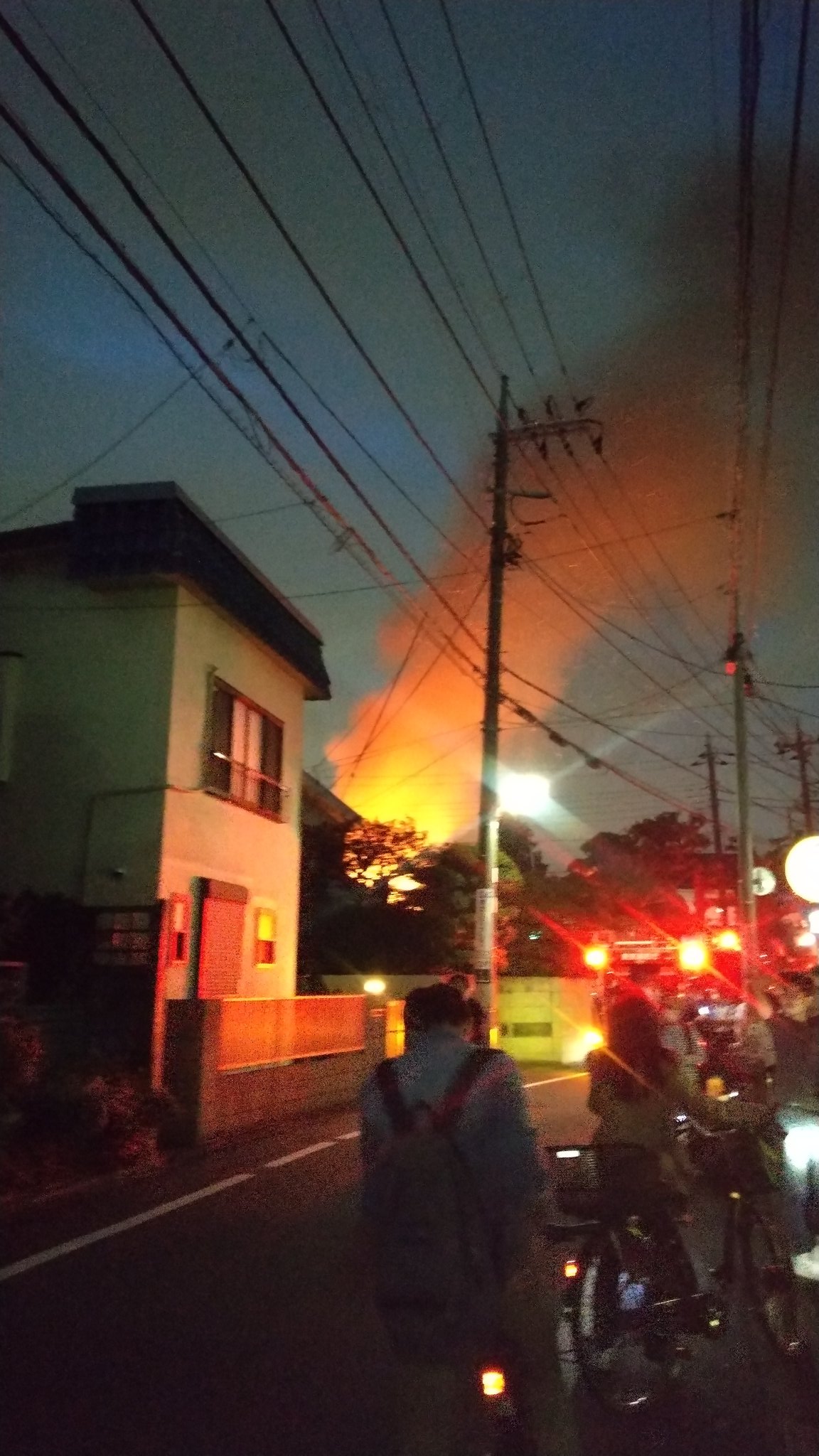 祖師ヶ谷大蔵駅付近で火事が起きている現場の画像