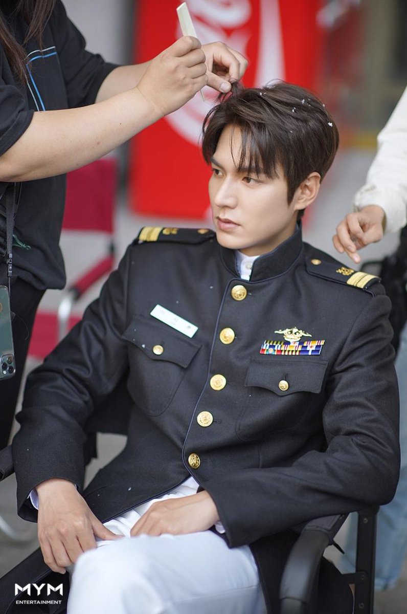 lmh_kig's tweet photo. Kpopmapの読者による制服を着て最もよく見える俳優トップ3
🥈-イ・ミンホ「ザ・キング：永遠の君主」
このドラマではイ・ミンホが皇帝を務めていて、軍服を着て登場するシーンがいくつかあり素晴らしかったです。チョン・テウルと視聴者は制服を着た俳優をもっと求めました。
https://t.co/lhezeIC3ej https://t.co/6Lg7eVAv0Q