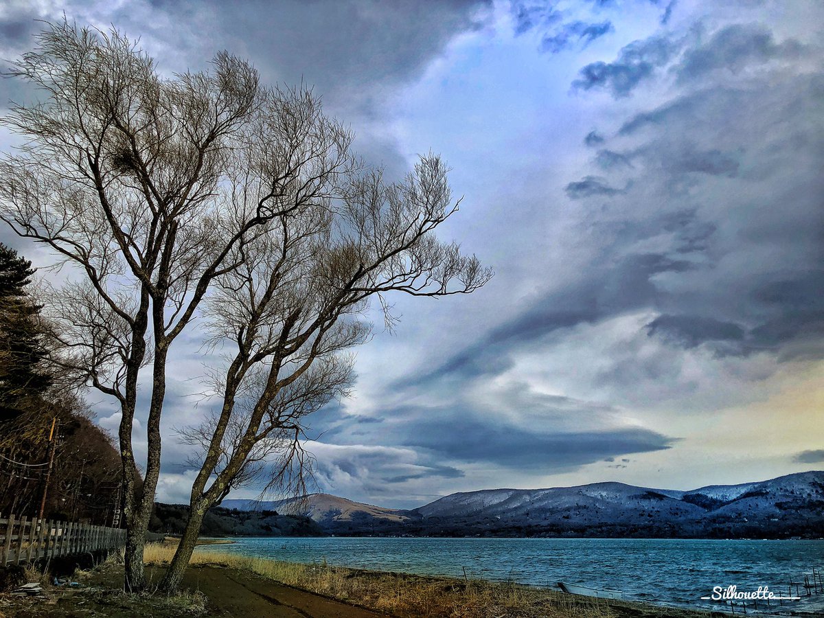 Stormy skies at Lake #Yamanaka in #Japan next to #mount #Fuji. 
instagram.com/p/CBZuZFaDl-5/…

#Wonderful #hike around the quiet #lake, less #touristy than #kawaguchiko. 
#slow #travel