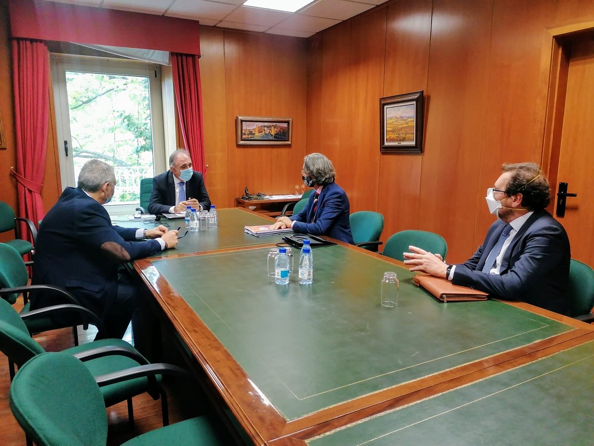 ECOnomistaVAlor's tweet photo. José Antonio Rubio, Delegado Territorial de @jcyl recibe a nuestro decano Juan Carlos de Margarida en #Palencia, a quien presentamos la nueva incorporación de su provincia en nuestro colegio de economistas.
#ecovacyl https://t.co/BqEHO7noG8
