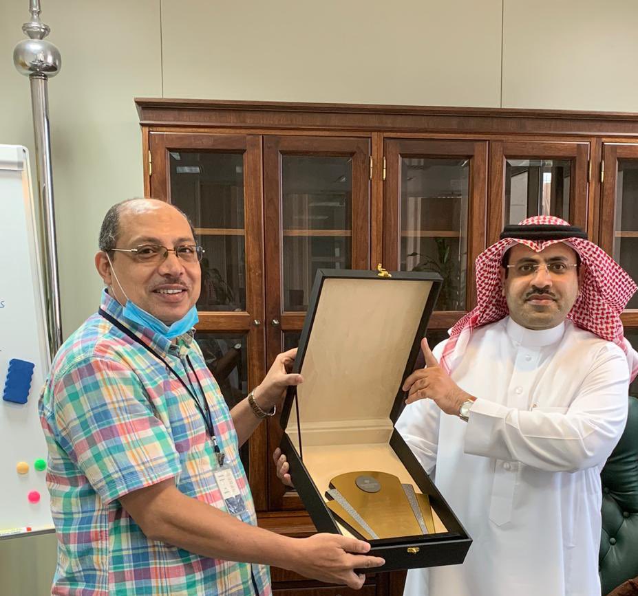 كرّمت عمادة #كلية_الصحة_العامة
د.محمود بريقع نظير جهوده المتميزة في وحدة الجودة بالكلية.

#جامعة_الإمام_عبدالرحمن_بن_فيصل