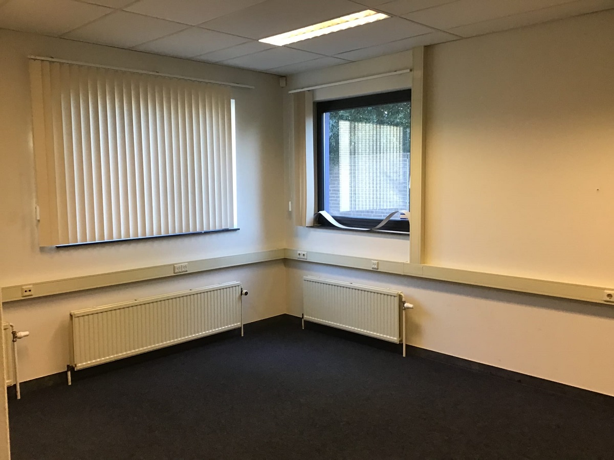 In #Heiloo hebben wij #werkruimtes beschikbaar in een voormalig politiebureau. De ruimtes zijn ongeveer 50 m² en bestaan uit meerdere kamers. Dus ben jij een ondernemer of atelierhouder met schone werkzaamheden? Reageer dan snel via bit.ly/3d7dBRd