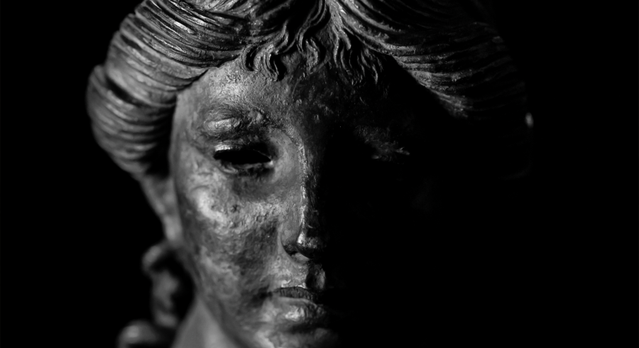 Voici la statue d'Apollon citharède de Pompéi. Récemment encore, le musée du Louvre a fait un appel au don pour son acquisition.À travers la conservation des statues antiques, voyons comment s'est déroulée la transition du paganisme au christianisme au IV-Ve siècles à Rome. 