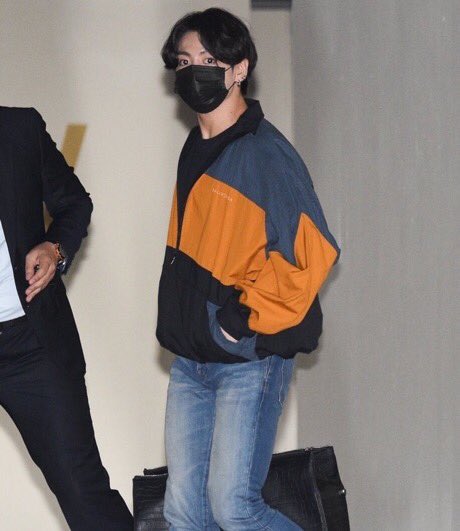 jungkook wearing balenciaga>>>>