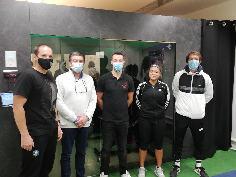 L’objectif est permettre aux sportifs de pouvoir bénéficier de séances d’entrainement en environnement spécifique dans une Thermoroom (cabine d’entrainement simulant un climat tropical à 40° degrés) ou dans une tente hypoxique (cabine d’entrainement simulant l’altitude).