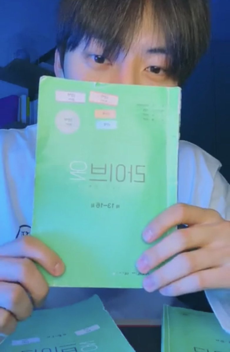 라이브온 대본은 평생 간직할 거 같대 ... 
대본 보여주느라 눈알빼꼼 👀
아 미녀니 진짜 드라마 좋아한거 느껴져 좋다 ㅠ