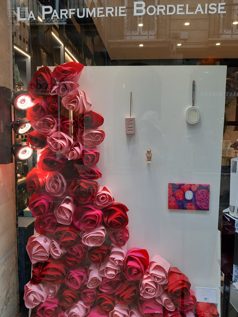 Fier des #commerçants qui soutiennent massivement la campagne de #depistage durant ce mois #OctobreRose vitrines et stickers réalisés en partenariat @IDAE et bravo à ces étudiants talentueux #1minutepourypenser #commerçantsenrose #bordeauxmaville