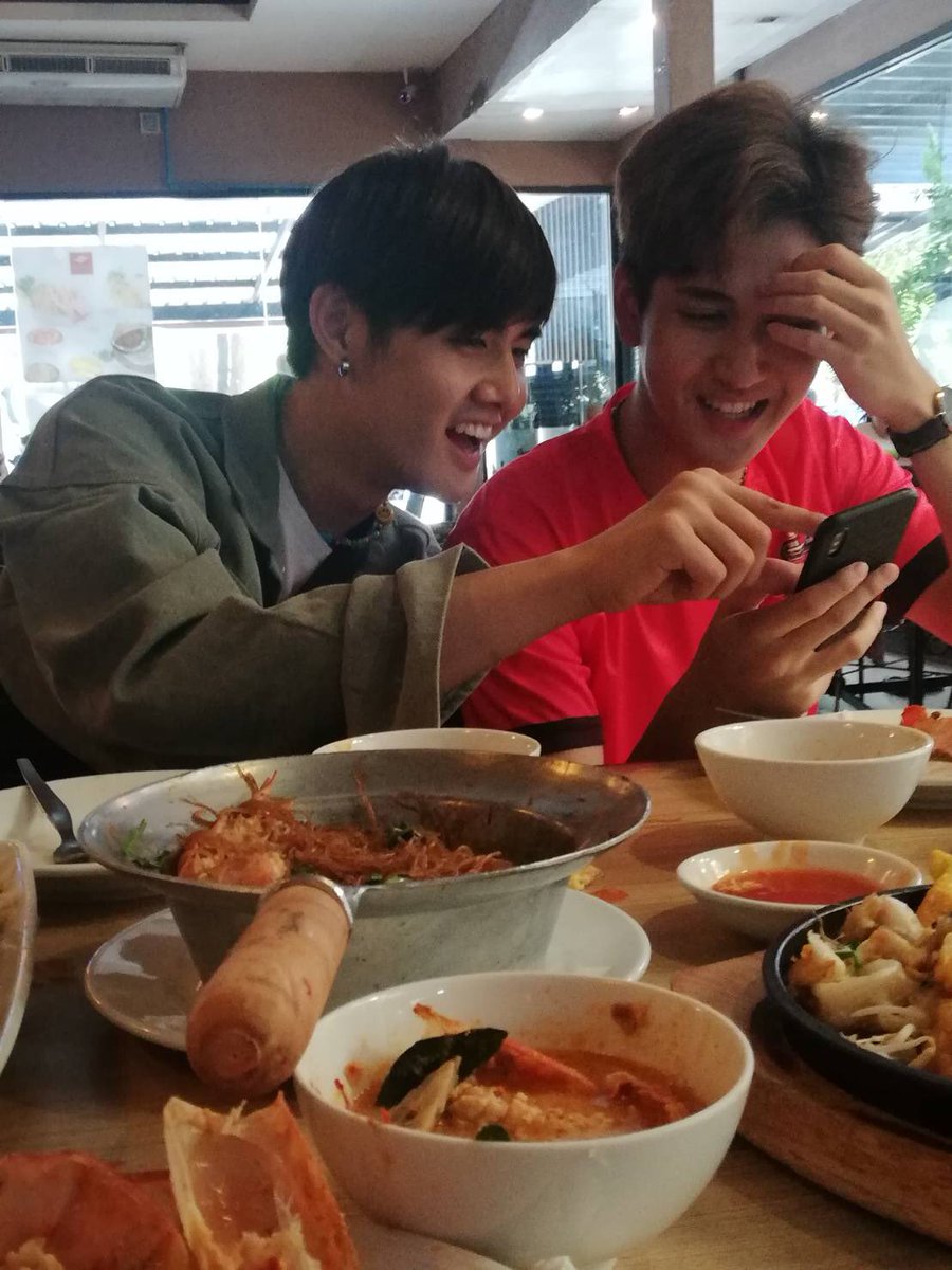 pakwarn_ii's tweet photo. สนใจคนรอบข้างบ้างอะไรบ้าง
#แบงค์โบแฝดหรือแฟน https://t.co/3NcjGndy6x