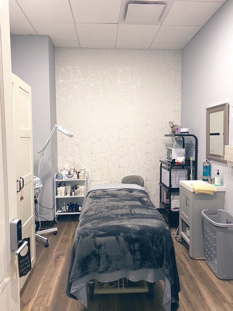katelynvorbau's tweet photo. The one good thing that resulted from this pandemic was starting my own skincare business (at the age of 23) 🤩 if you come across this post, I just ask that you like &amp; share in hopes to reach new clientele 🤍🤍 thank you all. https://t.co/cx6Ln8LF3c