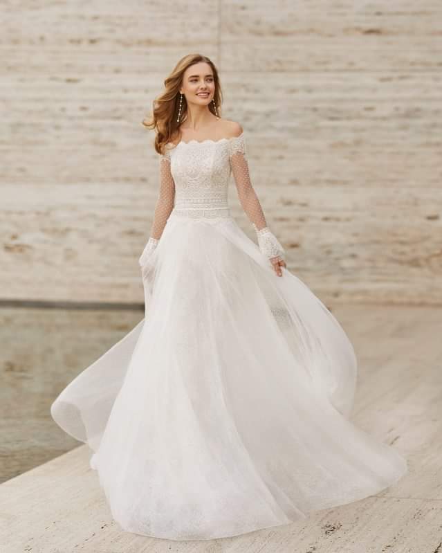 Il modello Eilen della nuova collezione #RosaClarà 2021 è romanticismo allo stato puro. 
⤵️ Un abito da #sposa lungo, in stile principessa, delineato dalla delicata gonna in tulle che scivola dai fianchi.
Scopri tutta la collezione bit.ly/2DHEVIy