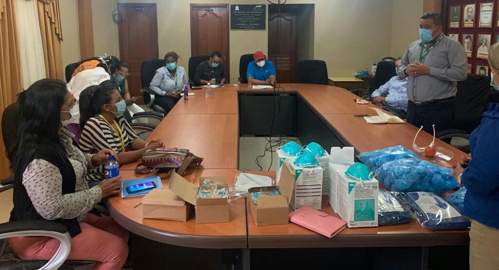 #Todolohacemosbien

 ✔ENTREGA INSUMOS | La alcaldía  en presencia de los veedores entregó insumos al Centro Triaje Catacamas.
Las entregas recientes tienen un valor de 428 mil 648 lps, y los fondos corresponden al programa #FuerzaHonduras.

😷 #USAtuMASCARILLA