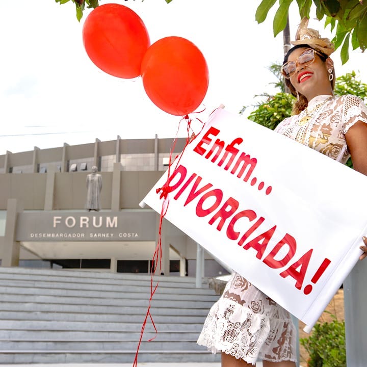 universa_uol's tweet photo. Após sair de um relacionamento abusivo, Carol Dourado quis deixar bem claro o quanto estava feliz. Na última quinta-feira, fez questão de registrar o momento de sua separação e tirou fotos temáticas na frente do Fórum Desembargador Sarney Costa, na capital São Luis (MA) https://t.co/sG4KQHP0Ya