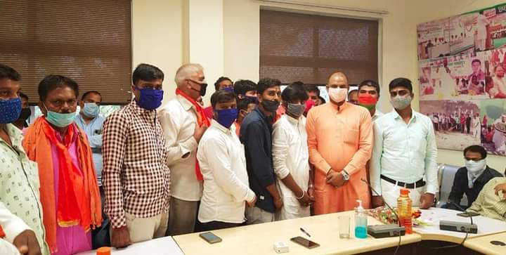 Bjp4Pratapgarh (@bpratapgarh) on Twitter photo भाजपा प्रदेश उपाध्यक्ष, संसाद #सीपी_जी_जोशी ने आज सांसद जनसुनवाई केंद्र चित्तौड़गढ़ पर #दलोट, एवं पूरे संसदीय क्षेत्र से आये सरपंचगणो का स्वागत किया...
<a href="/cpjoshiBJP/">C. P. Joshi</a> <a href="/ajrajbjp/">Avinash Joshi</a> <a href="/VasundharaBJP/">Vasundhara Raje</a> <a href="/Gopalkumawatbjp/">Gopal kumawat BJP</a> <a href="/chshekharbjp/">Chandrashekhar</a> <a href="/hirendrakaushik/">Hirendra Kaushik</a> भाजपा प्रदेश उपाध्यक्ष, संसाद #सीपी_जी_जोशी ने आज सांसद जनसुनवाई केंद्र चित्तौड़गढ़ पर #दलोट, एवं पूरे संसदीय क्षेत्र से आये सरपंचगणो का स्वागत किया...
<a href="/cpjoshiBJP/">C. P. Joshi</a> <a href="/ajrajbjp/">Avinash Joshi</a> <a href="/VasundharaBJP/">Vasundhara Raje</a> <a href="/Gopalkumawatbjp/">Gopal kumawat BJP</a> <a href="/chshekharbjp/">Chandrashekhar</a> <a href="/hirendrakaushik/">Hirendra Kaushik</a>
