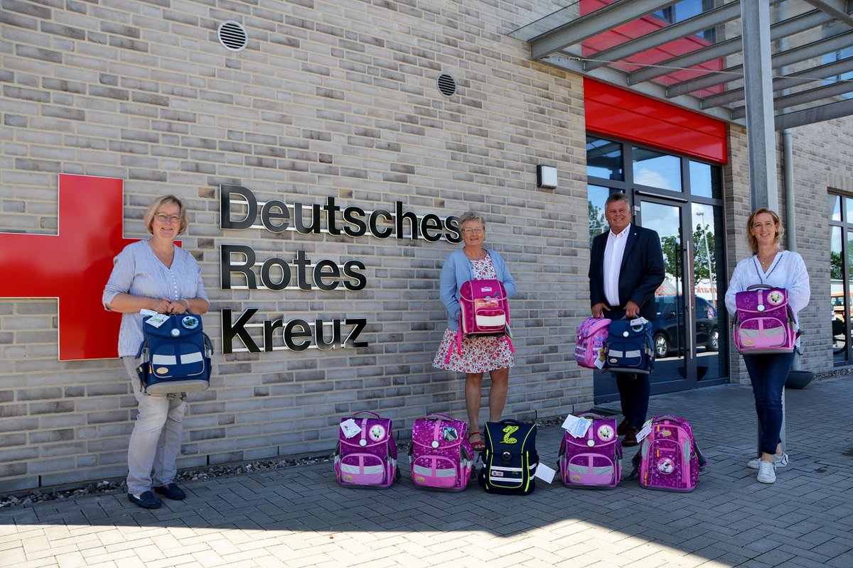 DRKinSH's tweet image. Zehn Erstklässler aus #Tolk und #Kropp freuen sich über neue #Schulranzen. Die hat ihnen der DRK-Kinderhilfsfonds gemeinsam mit dem Hofladen "Landfein" aus Boren gestiftet.👍 #drk #jrkinsh #füreinander #landfein #boren #spenden #schule #schulkind #einschulung