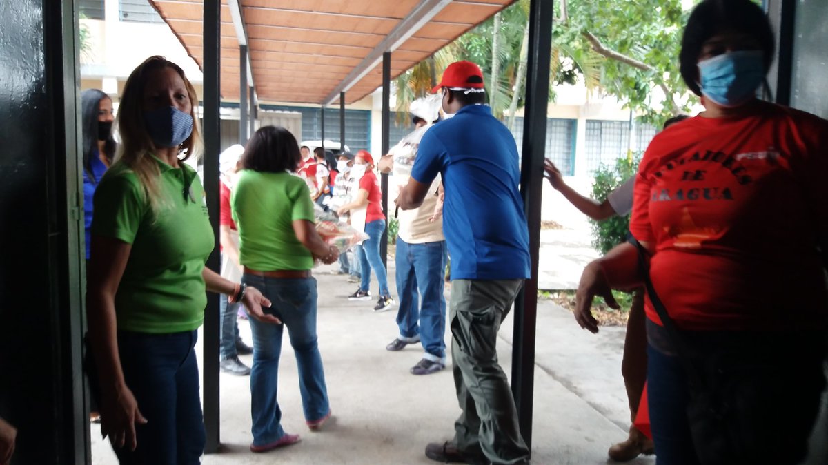 leoalvacabrera's tweet photo. Cumpliendo instrucciones del Pdte @NicolasMaduro, Min. @psuvaristobulo y Gob. @MarcoTorresPSUV estamos en el centro de acopio de Comite Escolar de Abastecimiento y Producción realizando el despacho de  alimentos a nuestras instituciones educativas #VenezuelaRespaldaLeyAntibloqueo https://t.co/VhW8LhFPQY