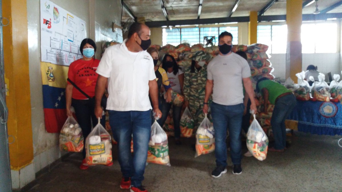 leoalvacabrera's tweet photo. Cumpliendo instrucciones del Pdte @NicolasMaduro, Min. @psuvaristobulo y Gob. @MarcoTorresPSUV estamos en el centro de acopio de Comite Escolar de Abastecimiento y Producción realizando el despacho de  alimentos a nuestras instituciones educativas #VenezuelaRespaldaLeyAntibloqueo https://t.co/VhW8LhFPQY