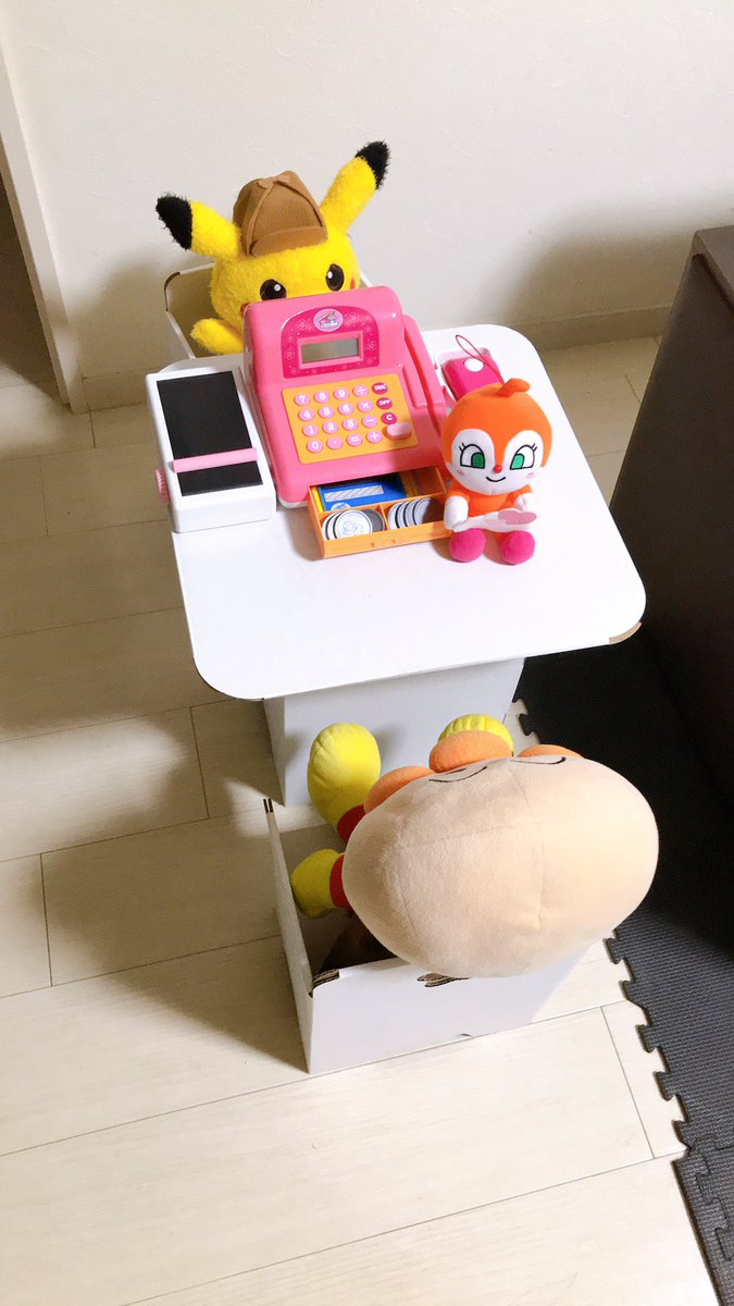 Channmari そう言えばこの机と椅子 スリーコインズで買ったんだけど 組み立てダンボールキット とてもいい感じ