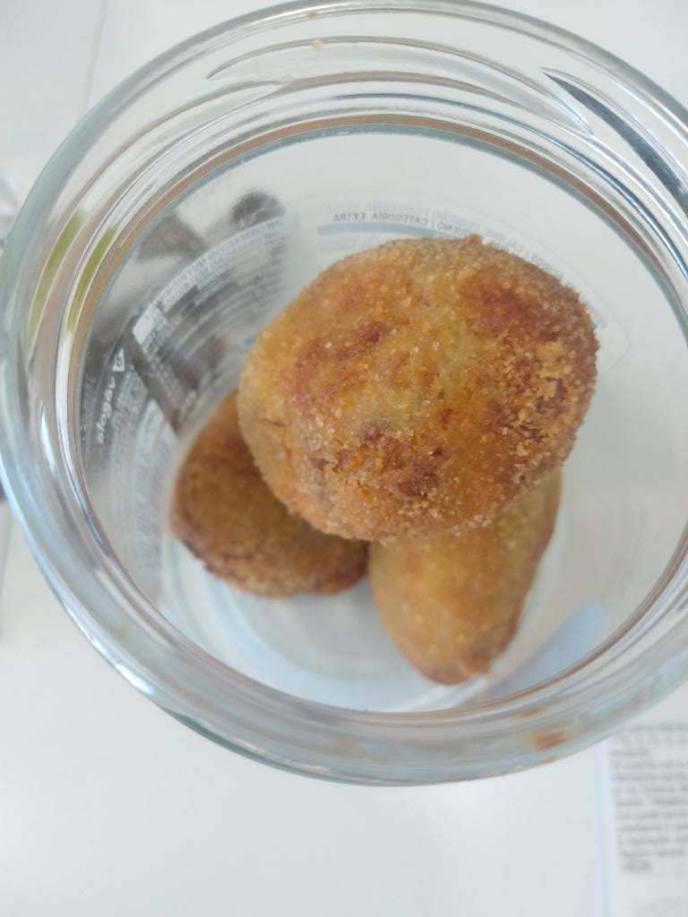 CasesInes's tweet photo. Hay croquetas que curan, a quien las cocina y a quien las recibe. Hoy el padre de una paciente nos ha hecho este regalo y no es consciente de la importancia que ha tenido para nosotros 🥰 @MCiccorossi #CuidadosPaliativosPediatricos #C2P2 https://t.co/l6aw9zkjAP