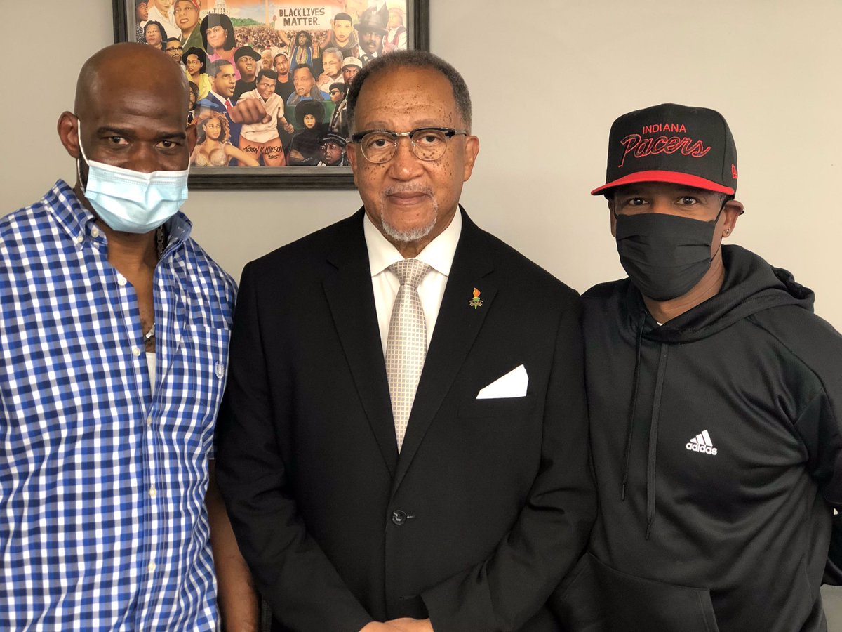 DrBenChavis's tweet photo. Staying ready so I don’t have to get ready, with help of a few friends. #Indianapolis #AmpHarris #FreshCutzBarberShop #LamontCuffy https://t.co/gGevE2B74N