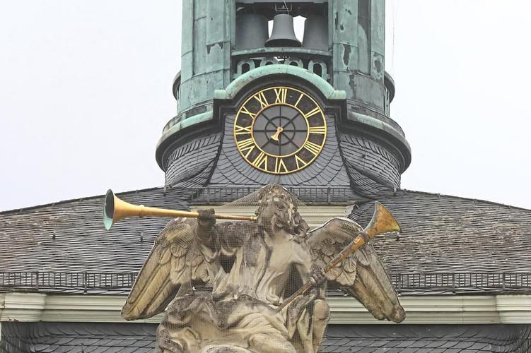 MeisterSingerMS's tweet image. Wie die @wnonline berichten, sind der Uhr am Turm des Schlosses in Münster die Zeiger abhanden gekommen. Die Münsteraner Uhrenmarke MeisterSinger stellt klar: „Wir waren es nicht!“
meistersinger.me/3jzGE2s
#MeisterSinger #Muenster #Keinzeigeruhr #Einzeigeruhr
