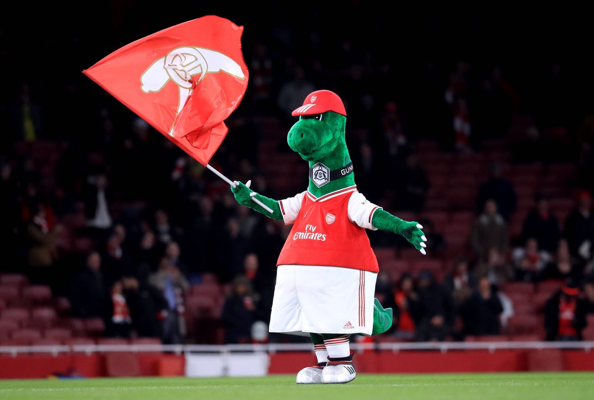lequipe's tweet photo. Le milieu de terrain d'Arsenal Mesut Özil a décidé de prendre en charge la totalité du salaire de la mascotte historique des Gunners, licenciée en raison du contexte économique https://t.co/DCHwLee7a1 https://t.co/ldcX5muGko