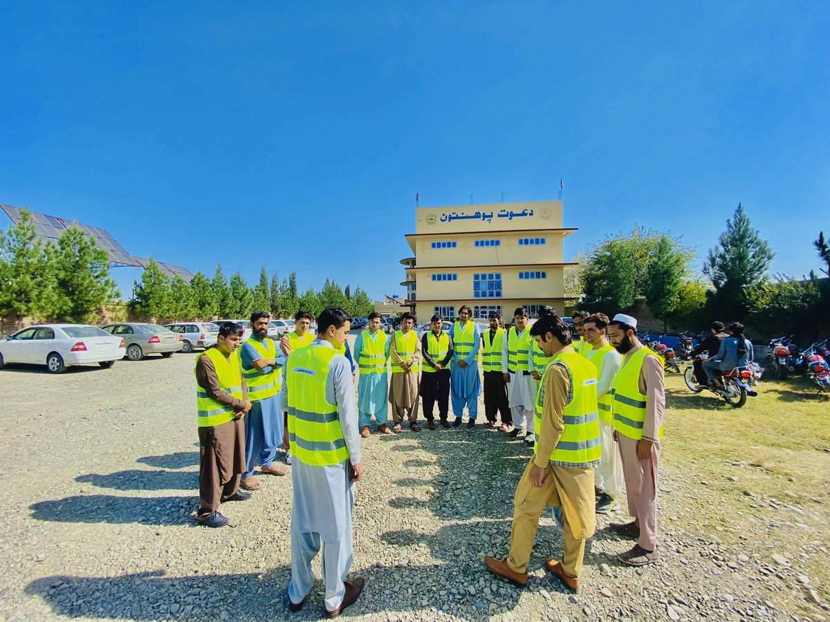 DawatKhost's tweet photo. نن ورځ د خوست دعوت پوهنتون د چاپیریال ساتنې کمیټې او د کميټې مشر په ملتيا سره عمومي د صفائي کمپاین تر سره شو، چې پکې د ټول داخلي د تدریسي خونو او دفترونو شاوخوا د کثافاتو را ټولولو کې برخه واخیستل شوه او یادونه وشوه چې ټول محصلین باید د خپل پوهنتون په ښکلا او صفائي کې ونډه واخلي https://t.co/x3a54xVI2y
