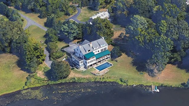 PithyAssertion's tweet image. That’s when he isn’t slumming it in his $2.7 million, 4,800-square-foot vacation house in Rehoboth Beach.
"The Secret Life of #JoeBiden"
@NRO, 18 Sep 2020
#middleclassjoe
2/2