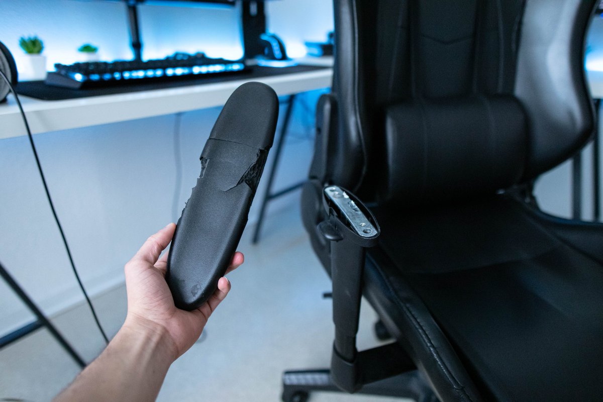 pauleonardd's tweet image. Y'a pas une marque de siège intéressée par une petite OP ? 
Mon siège est en train de se désintégrer, il est tout penché, l'accoudoir à sauté etc ... Je m'éclate le dos😭