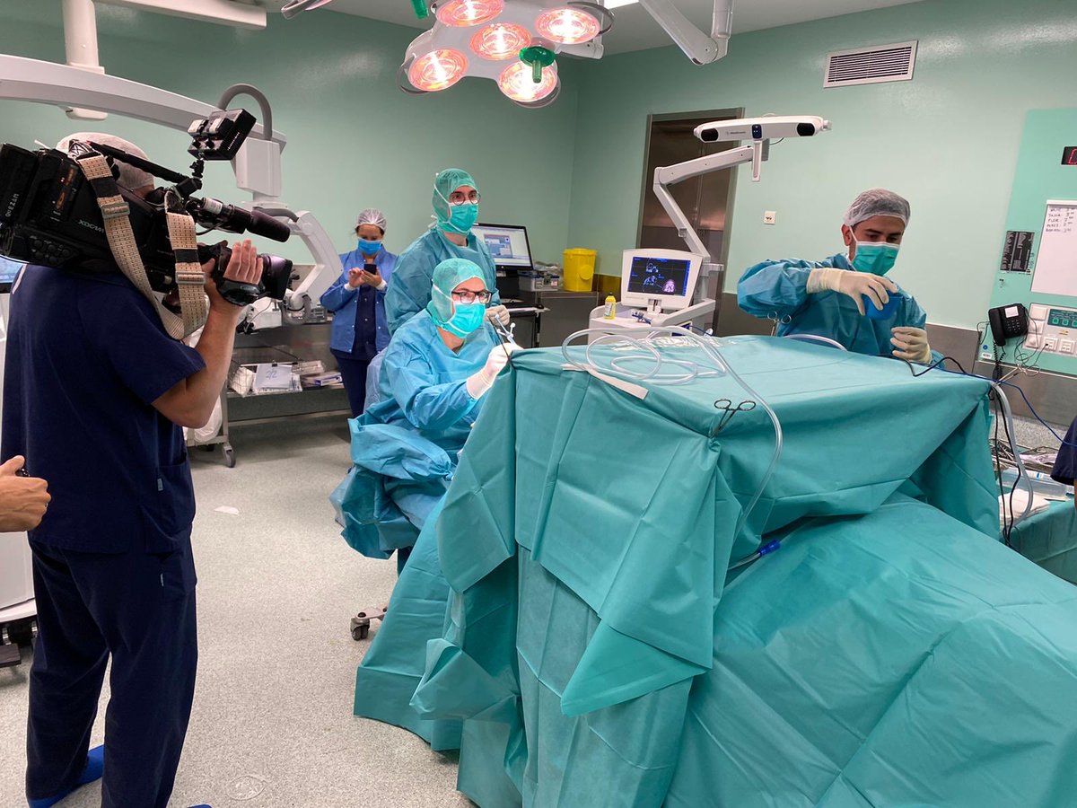Neuroinstitut_'s tweet photo. Hoy acompañan al doctor Roberto Lastra un #equipo del programa ¿Qué me pasa doctor? de atresmedia en una #cirugía para #extirpar un #tumorcerebral maligno. ¡Muy pronto su emisión!
#Neuroinstitut #Barcelona #Neurocirujano #Neurocirugía https://t.co/65fMs8mGP2