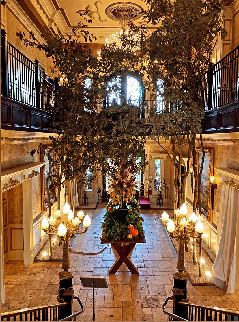 thecastlepost's tweet photo. We can’t get enough of our lobby at The Kentucky Castle! Our design director has an amazing eye for making such elaborate seasonal displays! 
🍁

🍁 https://t.co/N8UJszVLp3