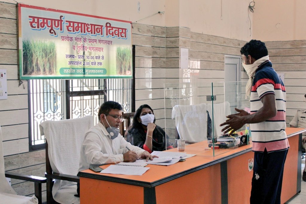 तहसील सदर में आयोजित सम्पूर्ण समाधान दिवस में फरियादियों की समस्याओं का किया निस्तारण, अधिकारियों को दिए आवश्यक दिशा निर्देश <a href="/PMOIndia/">PMO India</a> <a href="/UPGovt/">Government of UP</a> <a href="/CMOfficeUP/">CM Office, GoUP</a> <a href="/ChiefSecyUP/">S.P. Goyal, Chief Secretary, GoUP</a> <a href="/MoHFW_INDIA/">Ministry of Health</a> <a href="/navneetsehgal3/">Navneet Sehgal</a> <a href="/InfoDeptUP/">Information and Public Relations Department, UP</a>