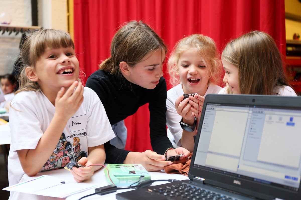 CoderDojoBe's tweet image. Het is niet zo dat 1 beeld alles 'vat' van @CoderDojo4Divas , maar deze komt in de buurt: volop genieten van digitaal ontdekken en verdiepen, samen met andere powerladies💪
Dank aan alle aanwezigen, samen werd het weer een topdag, merci! 🥰
#CoolGirlsCode #CoderDojo4All