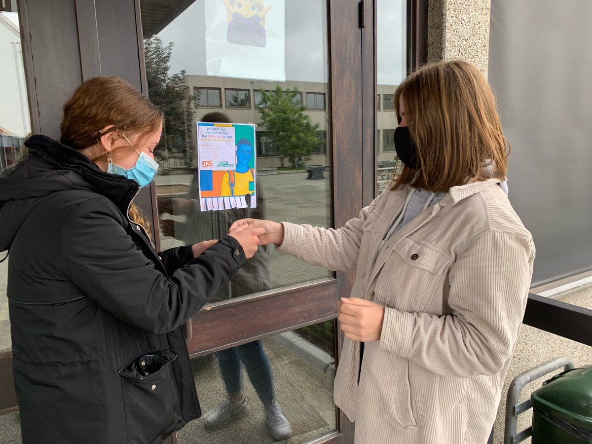 Xpluslommel's tweet photo. Dat dacht de vakgroep Levensbeschouwing ook, en in het kader van de Week van Mentaal Welzijn ging ze meteen in zee met het @JACLimburg voor een posterproject waarbij leerlingen en personeelsleden complimentjes aan mekaar konden geven. https://t.co/quGusMyf8O