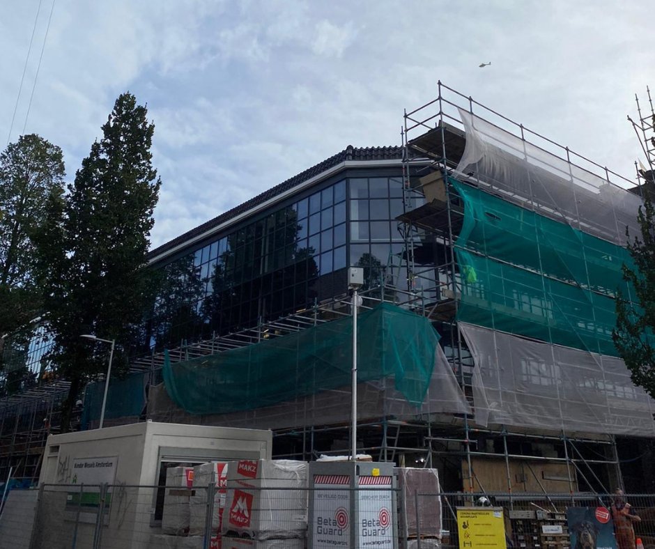 Ons werk aan het Scheldeplein in Amsterdam wordt steeds beter zichtbaar. De stalen binnen kozijnen zijn geplaatst en een groot gedeelte van de prachtige glazen gevel uitgevoerd in slanke stalen profielen komt nu vanuit de steigers tevoorschijn. Meer info: bit.ly/33AqRut
