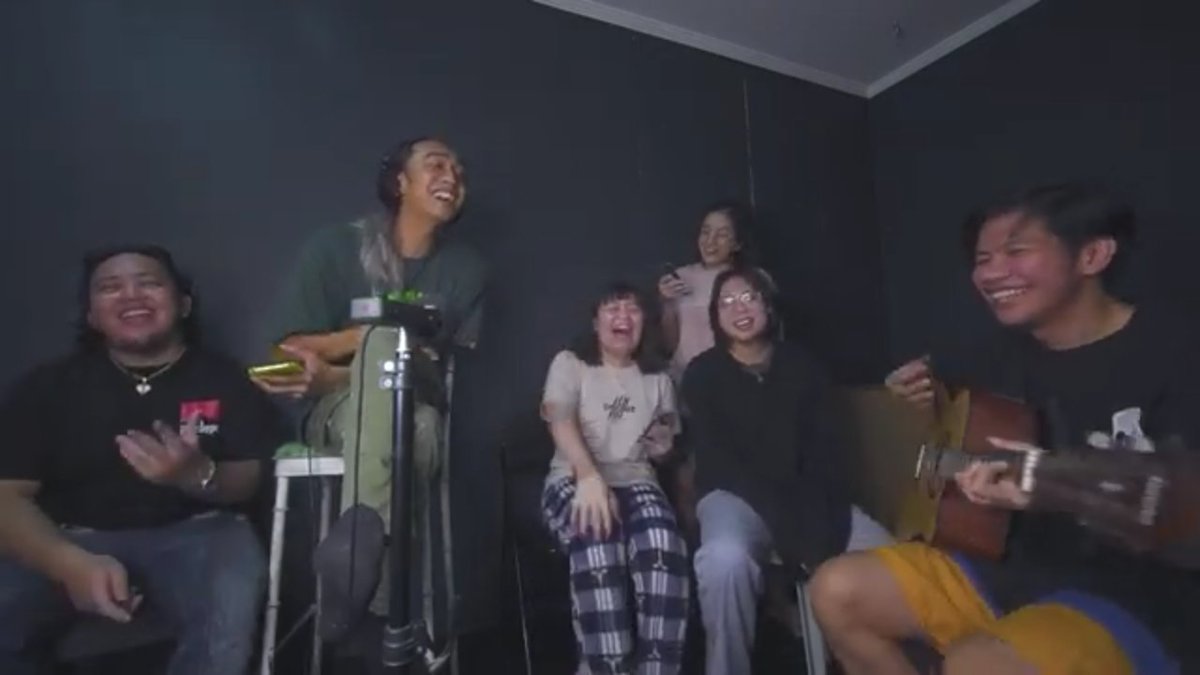 DAINTYANDWIE's tweet photo. nakangiti lang ako sa buong video, ang saya nila. ang sarap sa tenga ❤️
sigurado, masaya si emman nanood at nakinig sainyo. lahat ng ligaya niya naisa na: musika, mga mahal niya sa buhay at vlogging. ✨
to more #TPSessions 🤟🏼🤩
@KathSepagan @mikhcruz @Peachytwice @bruztwits https://t.co/AmizJ8vcgR