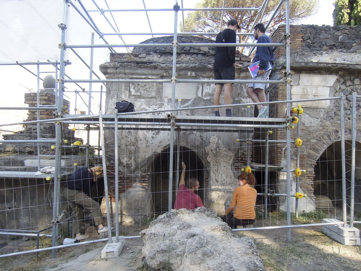 pompeii_project's tweet photo. Helping hands - that´s what you need in the field of conservation! Thanks to all our dedicated participants who made the #PSPPSummerAcademy 2015 &amp; 2018 such a great time! 
#EUDayConservationRestoration #TagDerRestaurierung 
#ECCOCommunity #EuropeanDayConservationRestoration https://t.co/5QQ3G9REPM