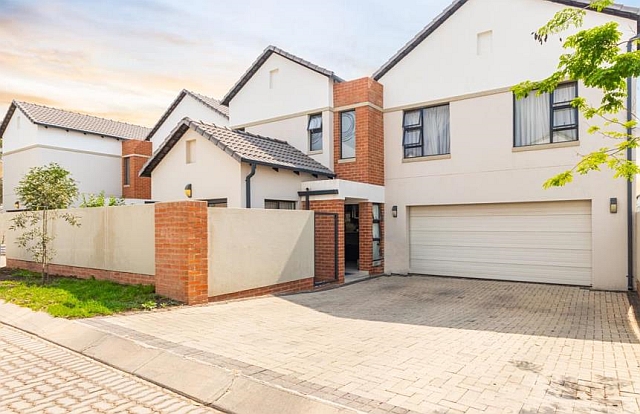 property24's tweet photo. Are you a first-time buyer and not sure where to look? Fourways in Sandton offers great value and lots of property investment opportunities. Here's where to look...
https://t.co/CRJ0nTQurK
#Firsttimebuy #propertyinvestment #sandton https://t.co/dhmKMyFNch