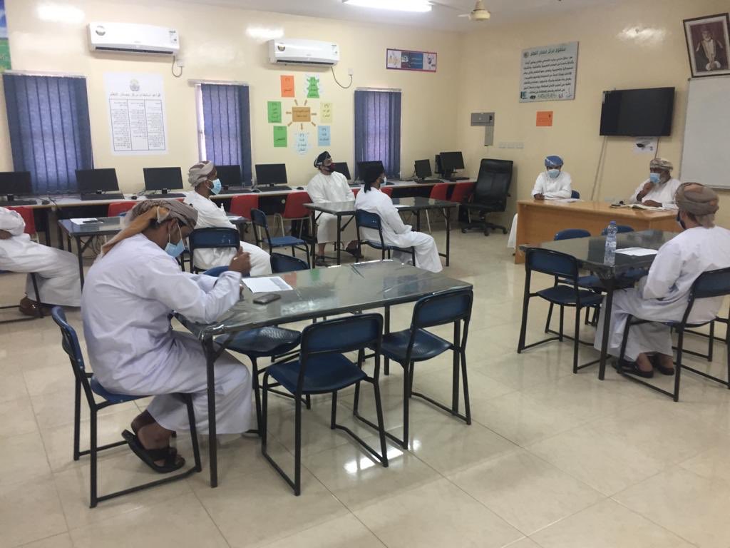 إجتماع إدارة مدرسة الشيخ حمدان اليوسفي (مسائي) بالمعلمين الأوائل لمناقشة (وثيقة الإجرائات الصحية) المرجو إتباعها داخل البيئة المدرسية.