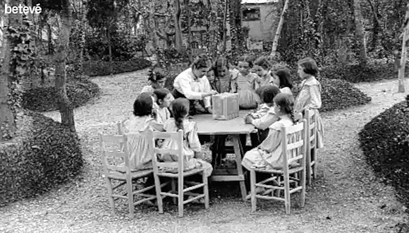 Més de 100 mestres han respost l'enquesta de <a href="/CLEARINGHOUSE_/">CLEARINGHOUSE</a> sobre #educació a l'aire lliure i assenyalen els patis de ciment, la llunyania del verd i la manca de supervisió com els hàndicaps.

📎 Les escoles necessiten una “nova normalitat” més verda bit.ly/33x7mD7