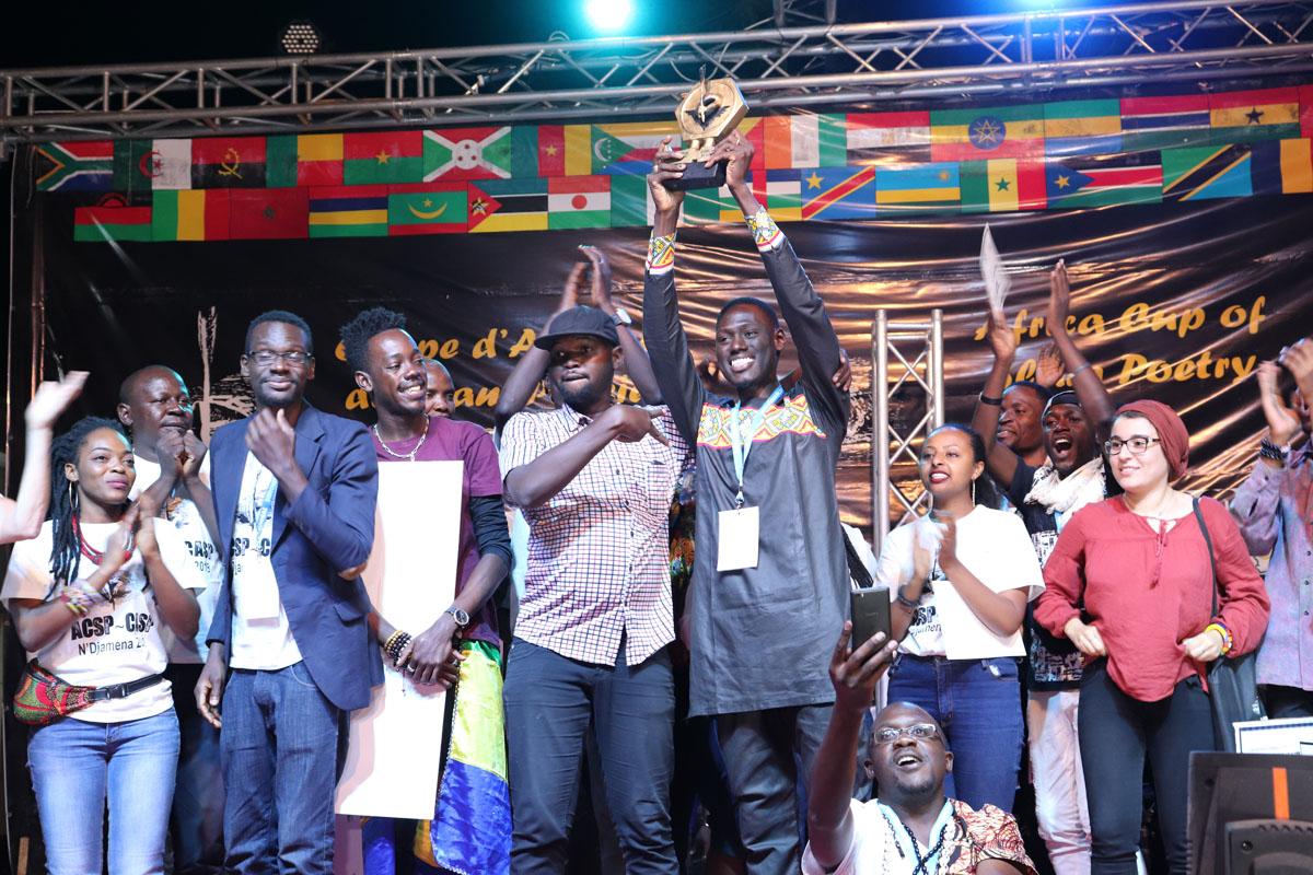 L’artiste slameur Abdourahmane Dabo alias Al Faruq n’est plus. Un poète hors-normes est parti. À la fleur de l’âge. Il a été champion d’Afrique de Slam en 2018. Il avait une voix et une plume d’exception. Priez pour lui.